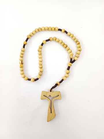 rosario in legno con  tau e Cristo traforato