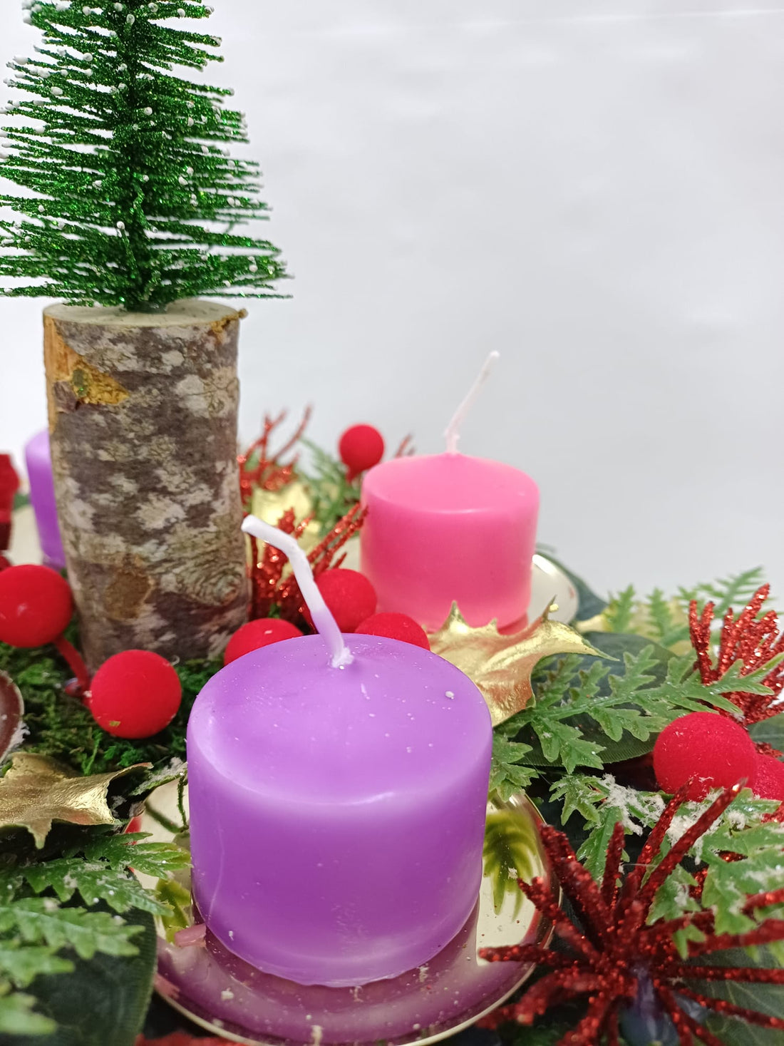 Corona Avvento con alberello e decoro rosso